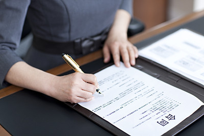 單位以員工不服從調崗構成曠工解除合同被判違法